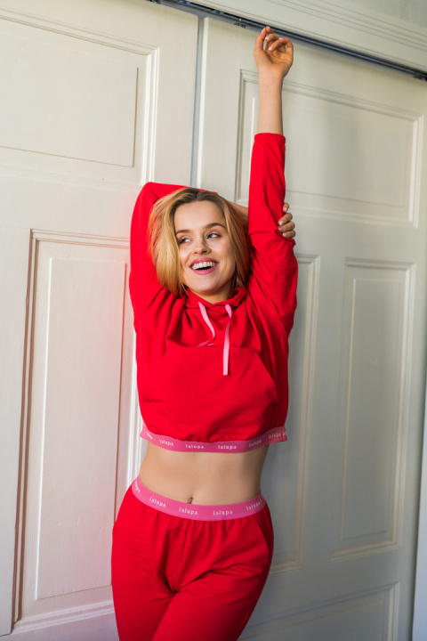 Krótka bluza damska crop dresowa z kapturem i gumką czerwona LA103 Krótka bluza damska crop dresowa z kapturem i gumką czerwona LA103