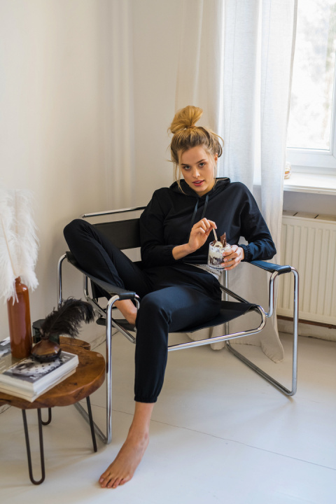 Spodnie damskie dresowe joggery z gumką w pasie czarne LA102 Spodnie damskie dresowe joggery z gumką w pasie czarne LA102