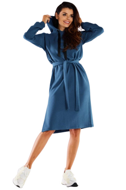 Sukienka midi oversize dresowa z kapturem długi rękaw niebieska M269 Sukienka midi oversize dresowa z kapturem długi rękaw niebieska M269