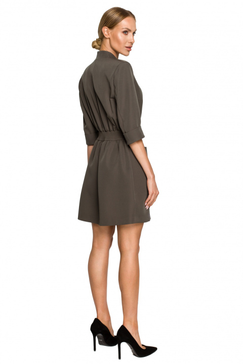 Elegancka sukienka żakietowa mini z gumką zapinana khaki me699 Elegancka sukienka żakietowa mini z gumką zapinana khaki me699