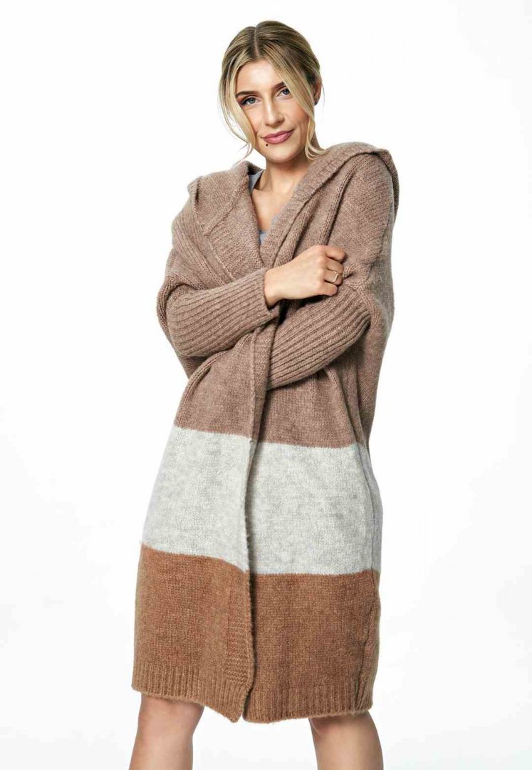 Sweter damski długi w pasy z kapturem bez zapięcia brązowy M883 Sweter damski długi w pasy z kapturem bez zapięcia brązowy M883