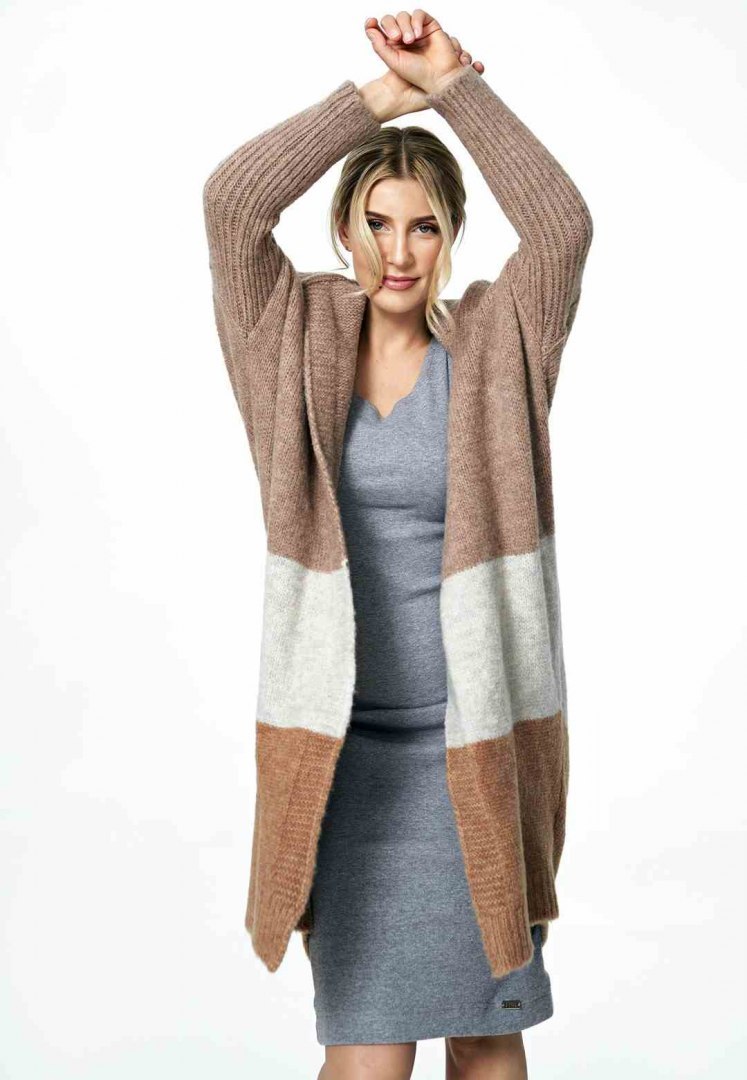 Sweter damski długi w pasy z kapturem bez zapięcia brązowy M883 Sweter damski długi w pasy z kapturem bez zapięcia brązowy M883
