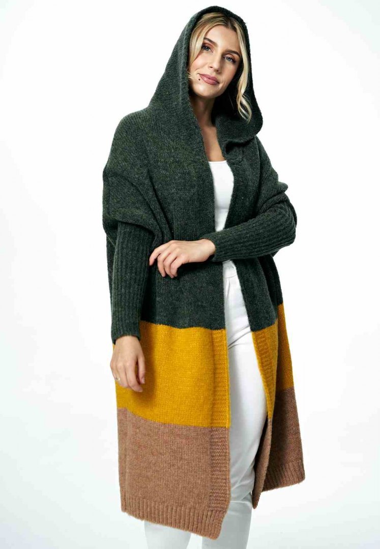 Sweter damski długi w pasy z kapturem bez zapięcia ciemna oliwka M883 Sweter damski długi w pasy z kapturem bez zapięcia ciemna oliwka M883