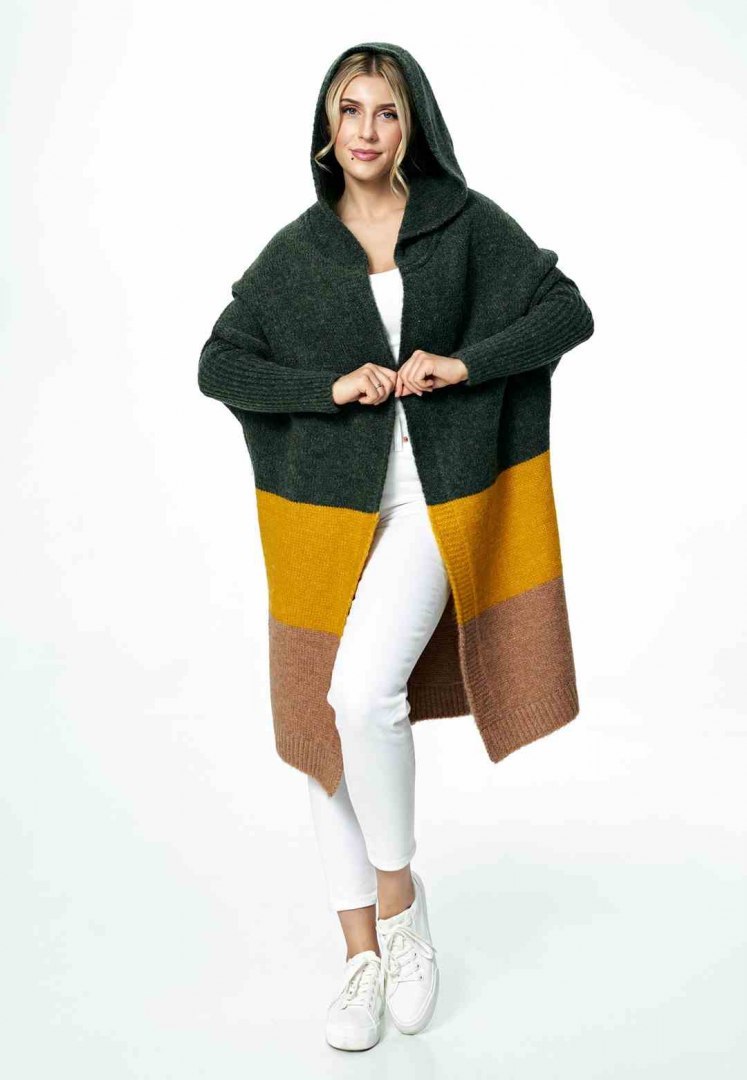 Sweter damski długi w pasy z kapturem bez zapięcia ciemna oliwka M883 Sweter damski długi w pasy z kapturem bez zapięcia ciemna oliwka M883