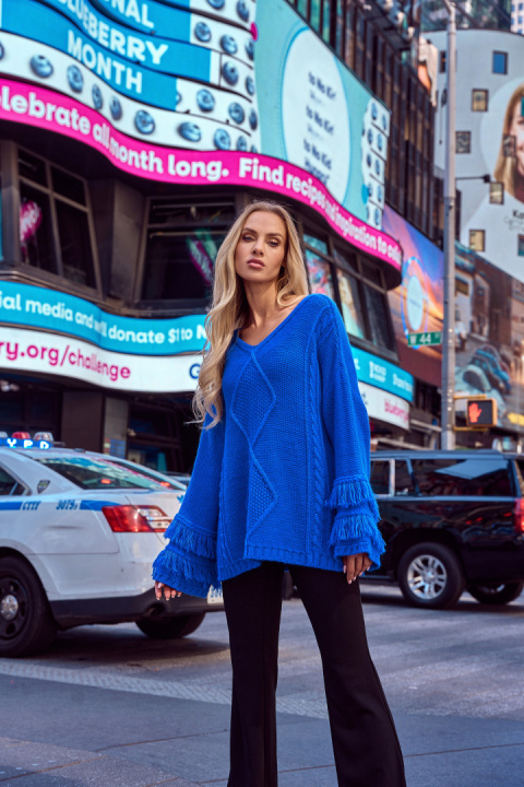 Sweter damski boho z szerokimi rękawami z frędzlami szafirowy me710 Sweter damski boho z szerokimi rękawami z frędzlami szafirowy me710