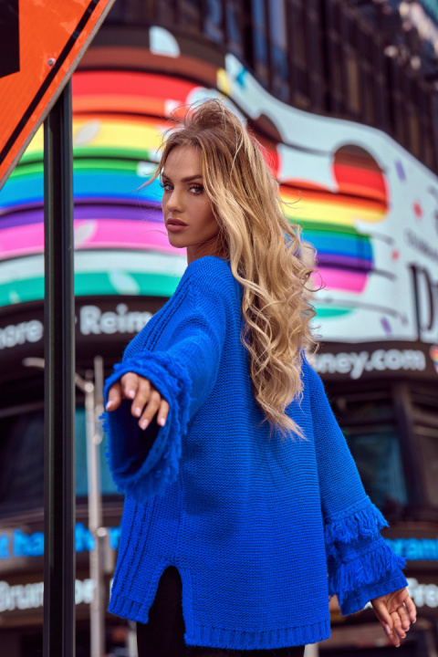 Sweter damski boho z szerokimi rękawami z frędzlami szafirowy me710 Sweter damski boho z szerokimi rękawami z frędzlami szafirowy me710
