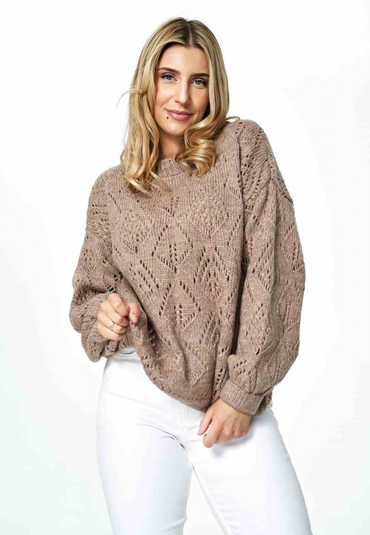 Sweter damski krótki ażurowy z półokrągłym dekoltem brązowy M887 Sweter damski krótki ażurowy z półokrągłym dekoltem brązowy M887