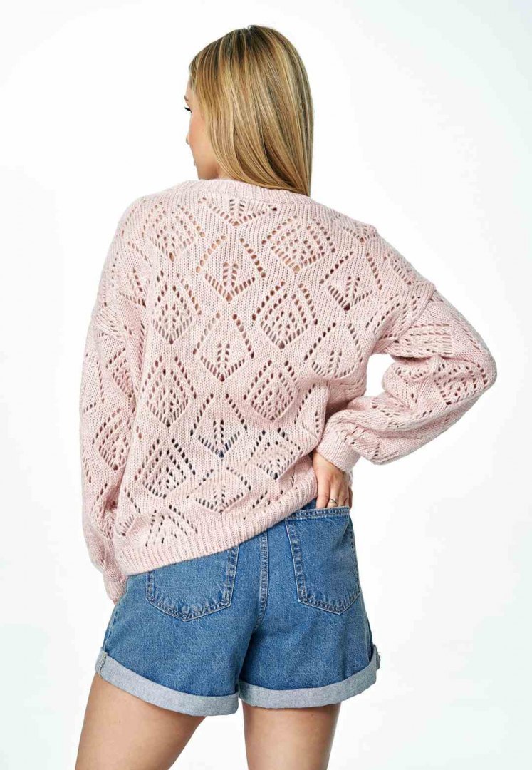 Sweter damski krótki ażurowy z półokrągłym dekoltem jasny róż M887 Sweter damski krótki ażurowy z półokrągłym dekoltem jasny róż M887