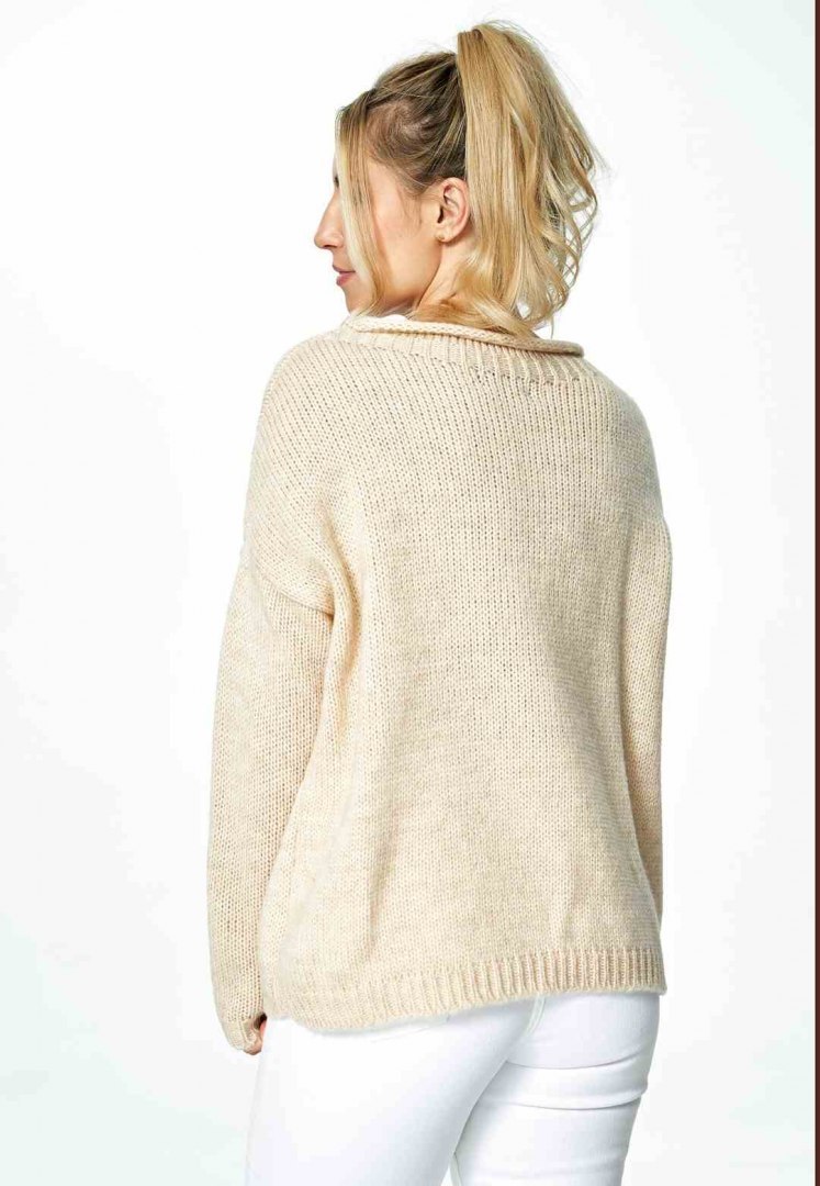 Sweter damski krótki luźny z dekoltem w łódkę beżowy M888 Sweter damski krótki luźny z dekoltem w łódkę beżowy M888