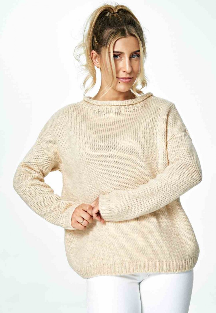 Sweter damski krótki luźny z dekoltem w łódkę beżowy M888 Sweter damski krótki luźny z dekoltem w łódkę beżowy M888