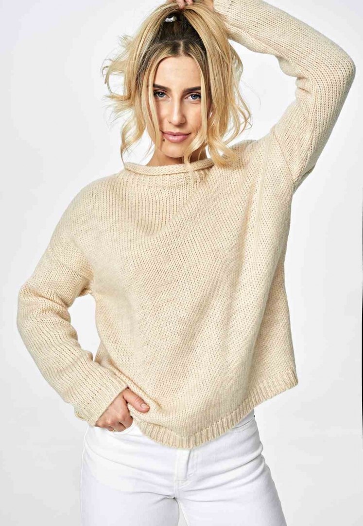 Sweter damski krótki luźny z dekoltem w łódkę beżowy M888 Sweter damski krótki luźny z dekoltem w łódkę beżowy M888