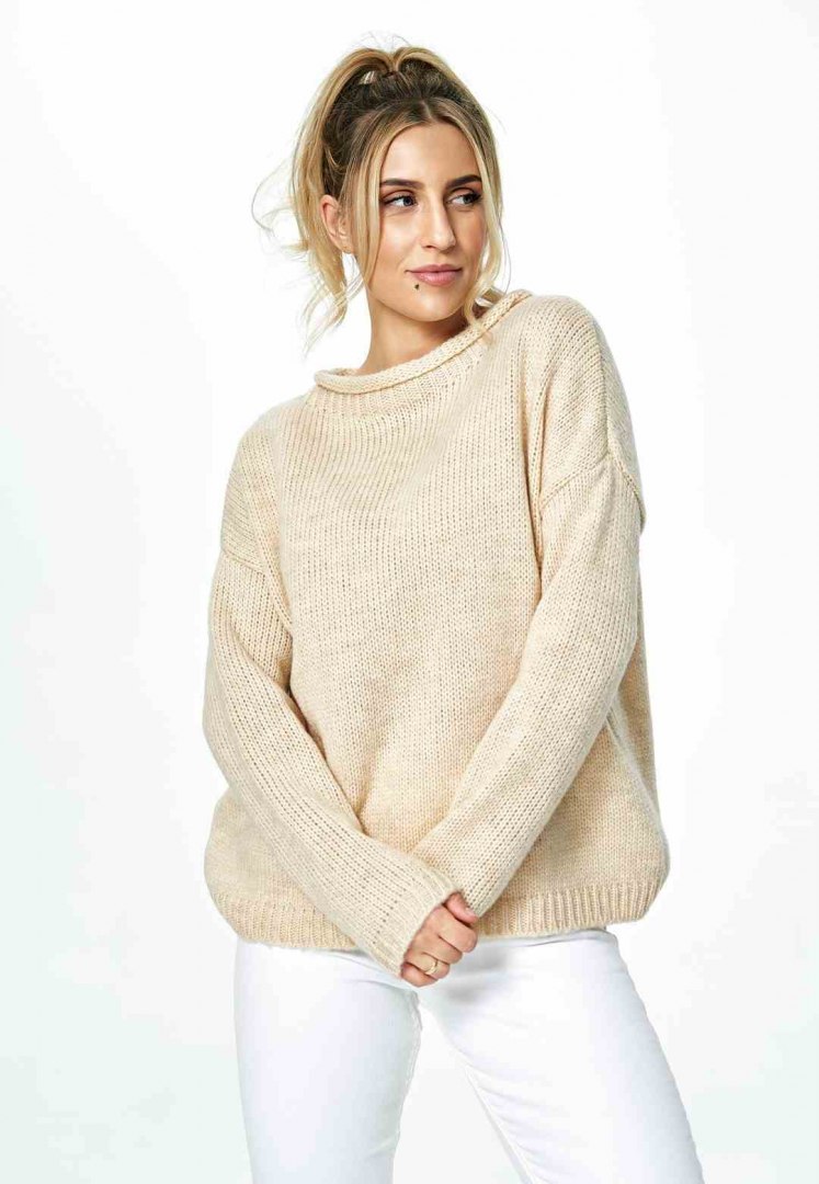 Sweter damski krótki luźny z dekoltem w łódkę beżowy M888 Sweter damski krótki luźny z dekoltem w łódkę beżowy M888
