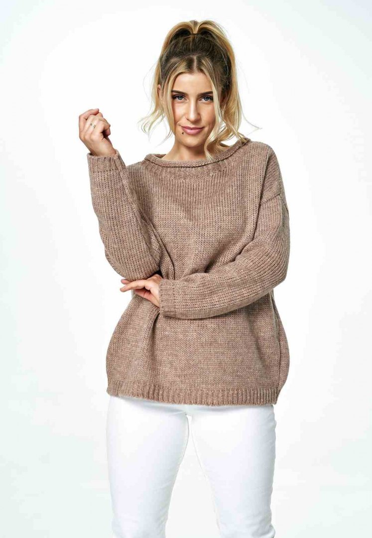 Sweter damski krótki luźny z dekoltem w łódkę brązowy M888 Sweter damski krótki luźny z dekoltem w łódkę brązowy M888