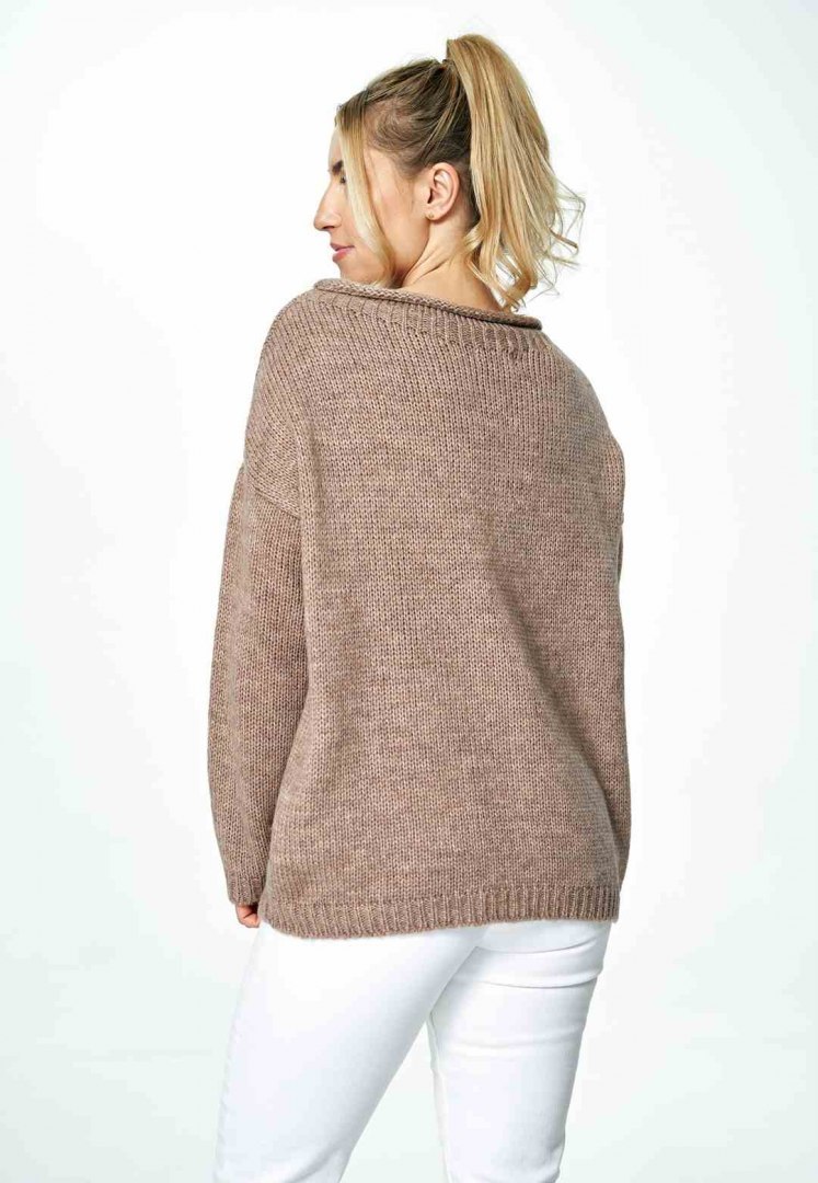 Sweter damski krótki luźny z dekoltem w łódkę brązowy M888 Sweter damski krótki luźny z dekoltem w łódkę brązowy M888