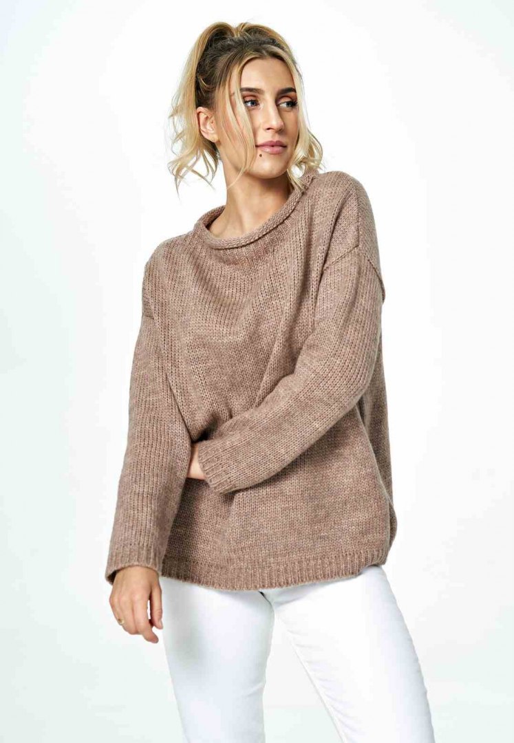 Sweter damski krótki luźny z dekoltem w łódkę brązowy M888 Sweter damski krótki luźny z dekoltem w łódkę brązowy M888