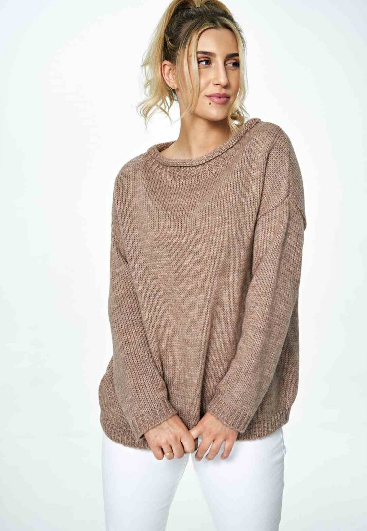 Sweter damski krótki luźny z dekoltem w łódkę brązowy M888 Sweter damski krótki luźny z dekoltem w łódkę brązowy M888