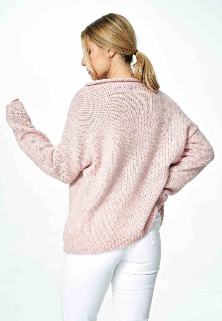 Sweter damski krótki luźny z dekoltem w łódkę jasny róż M888 Sweter damski krótki luźny z dekoltem w łódkę jasny róż M888