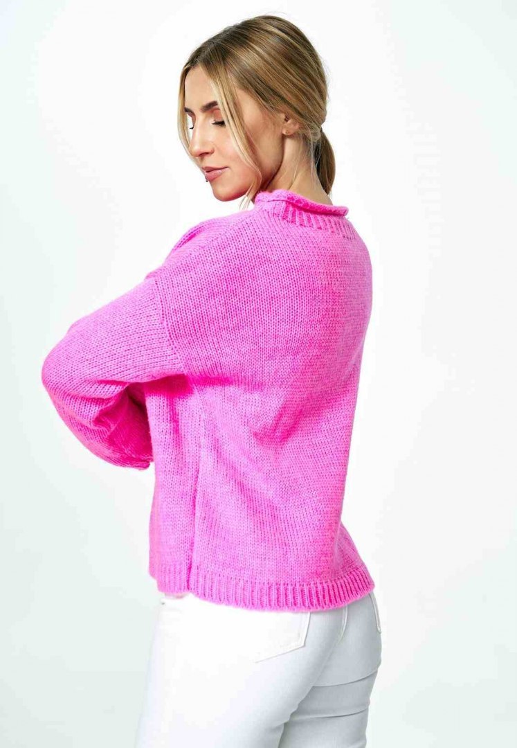 Sweter damski krótki luźny z dekoltem w łódkę różowy M888 Sweter damski krótki luźny z dekoltem w łódkę różowy M888