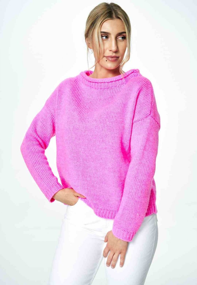 Sweter damski krótki luźny z dekoltem w łódkę różowy M888 Sweter damski krótki luźny z dekoltem w łódkę różowy M888