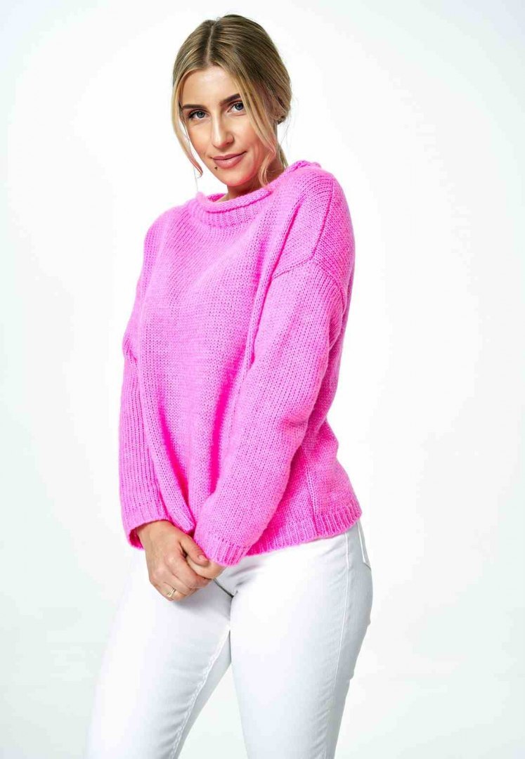 Sweter damski krótki luźny z dekoltem w łódkę różowy M888 Sweter damski krótki luźny z dekoltem w łódkę różowy M888