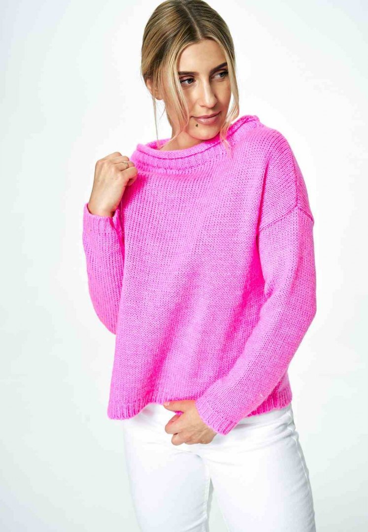 Sweter damski krótki luźny z dekoltem w łódkę różowy M888 Sweter damski krótki luźny z dekoltem w łódkę różowy M888