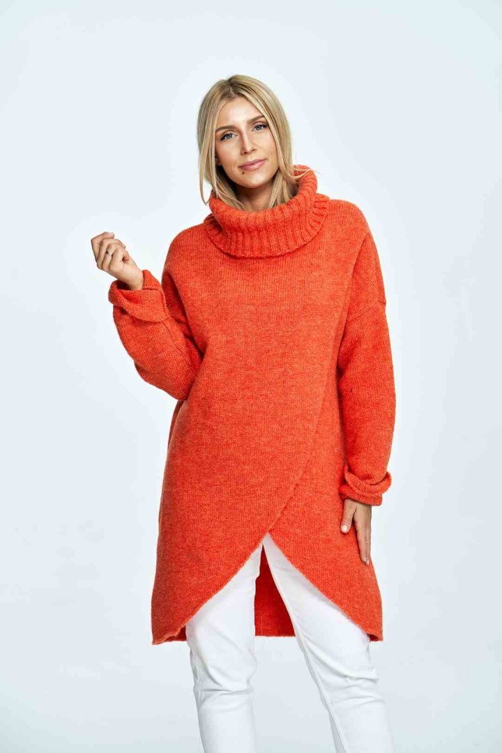 Sweter damski długi luźy z golfem i kopertowym przodem pomarańczowy M891 Sweter damski długi luźy z golfem i kopertowym przodem pomarańczowy M891
