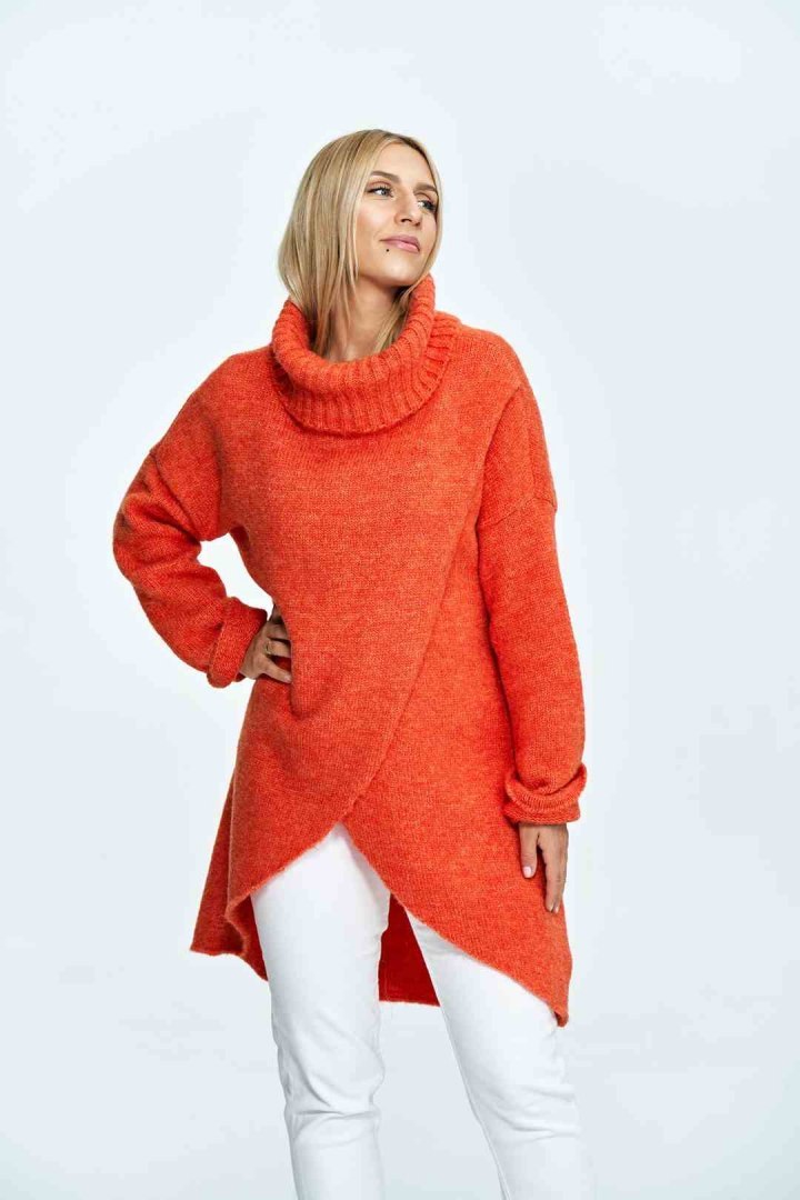 Sweter damski długi luźy z golfem i kopertowym przodem pomarańczowy M891 Sweter damski długi luźy z golfem i kopertowym przodem pomarańczowy M891