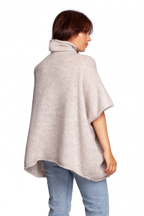 Sweter damski ponczo oversize z golfem krótki rękaw kość słoniowa BK084 Sweter damski ponczo oversize z golfem krótki rękaw kość słoniowa BK084