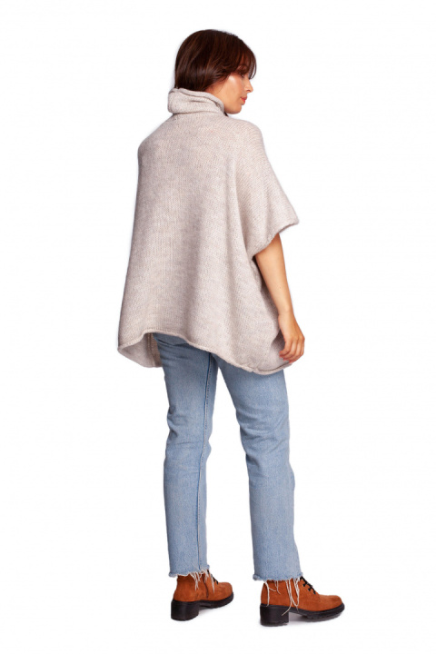 Sweter damski ponczo oversize z golfem krótki rękaw kość słoniowa BK084 Sweter damski ponczo oversize z golfem krótki rękaw kość słoniowa BK084