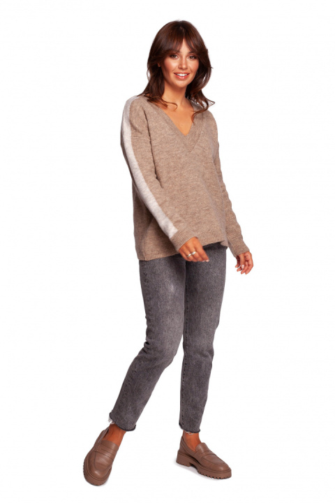 Sweter damski z dekoltem w serek i lampasami jasny brąz BK093 Sweter damski z dekoltem w serek i lampasami jasny brąz BK093