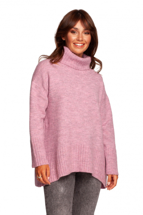 Sweter damski z golfem ściągacz i rozcięcie z tyłu pudrowy BK086 Sweter damski z golfem ściągacz i rozcięcie z tyłu pudrowy BK086