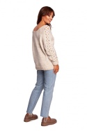 Sweter damski z szerokim dekoltem i warkoczem na rękawach beżowy BK090