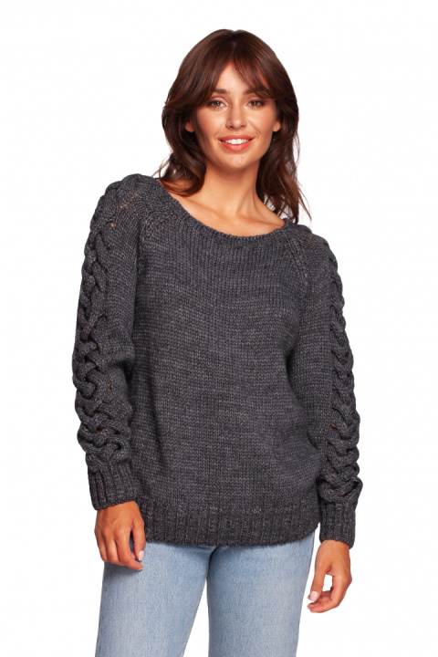 Sweter damski z szerokim dekoltem i warkoczem na rękawach szary BK090 Sweter damski z szerokim dekoltem i warkoczem na rękawach szary BK090