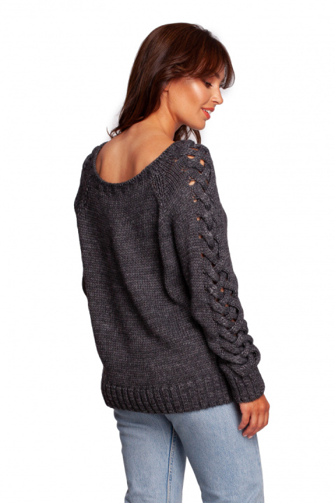 Sweter damski z szerokim dekoltem i warkoczem na rękawach szary BK090 Sweter damski z szerokim dekoltem i warkoczem na rękawach szary BK090