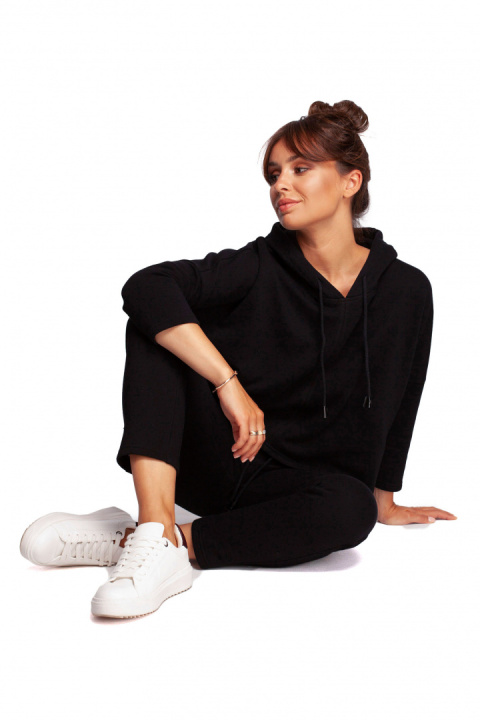 Bluza damska trapezowa o luźnym kroju z kapturem czarna B239 Bluza damska trapezowa o luźnym kroju z kapturem czarna B239
