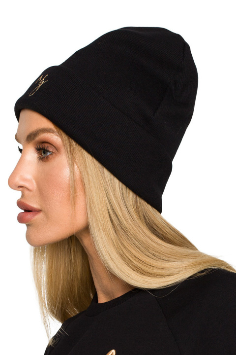 Czapka damska beanie prążkowana z haftem dzianinowa czarna me709 Czapka damska beanie prążkowana z haftem dzianinowa czarna me709