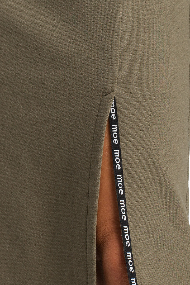 Sukienka midi dzianinowa z lampasem długi rękaw khaki me688 Sukienka midi dzianinowa z lampasem długi rękaw khaki me688