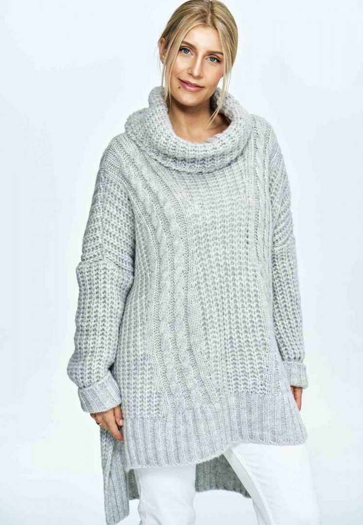 Sweter damski luźny z golfem i dłuższym tyłem jasny szary M892 Sweter damski luźny z golfem i dłuższym tyłem jasny szary M892