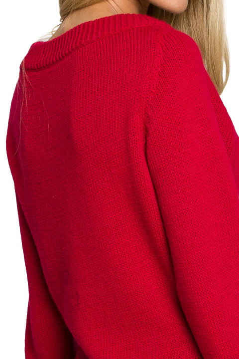 Sweter damski dopasowany z rozcięciem w dekolcie malinowy me711 Sweter damski dopasowany z rozcięciem w dekolcie malinowy me711