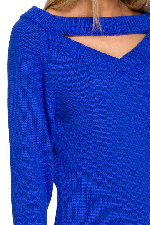 Sweter damski dopasowany z rozcięciem w dekolcie szafirowy me711 Sweter damski dopasowany z rozcięciem w dekolcie szafirowy me711