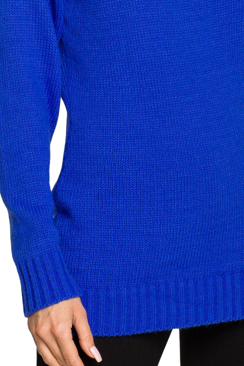 Sweter damski dopasowany z rozcięciem w dekolcie szafirowy me711 Sweter damski dopasowany z rozcięciem w dekolcie szafirowy me711