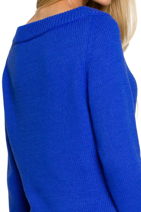 Sweter damski dopasowany z rozcięciem w dekolcie szafirowy me711 Sweter damski dopasowany z rozcięciem w dekolcie szafirowy me711