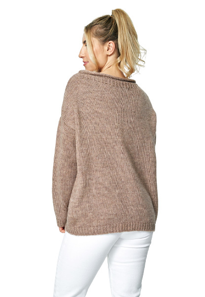 Sweter damski krótki luźny z dekoltem w łódkę brązowy M888 Sweter damski krótki luźny z dekoltem w łódkę brązowy M888