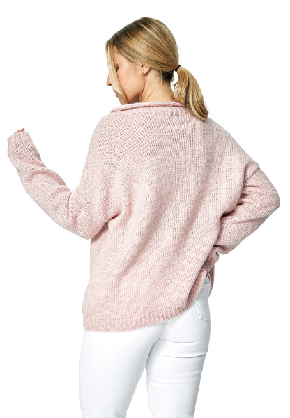 Sweter damski krótki luźny z dekoltem w łódkę jasny róż M888 Sweter damski krótki luźny z dekoltem w łódkę jasny róż M888