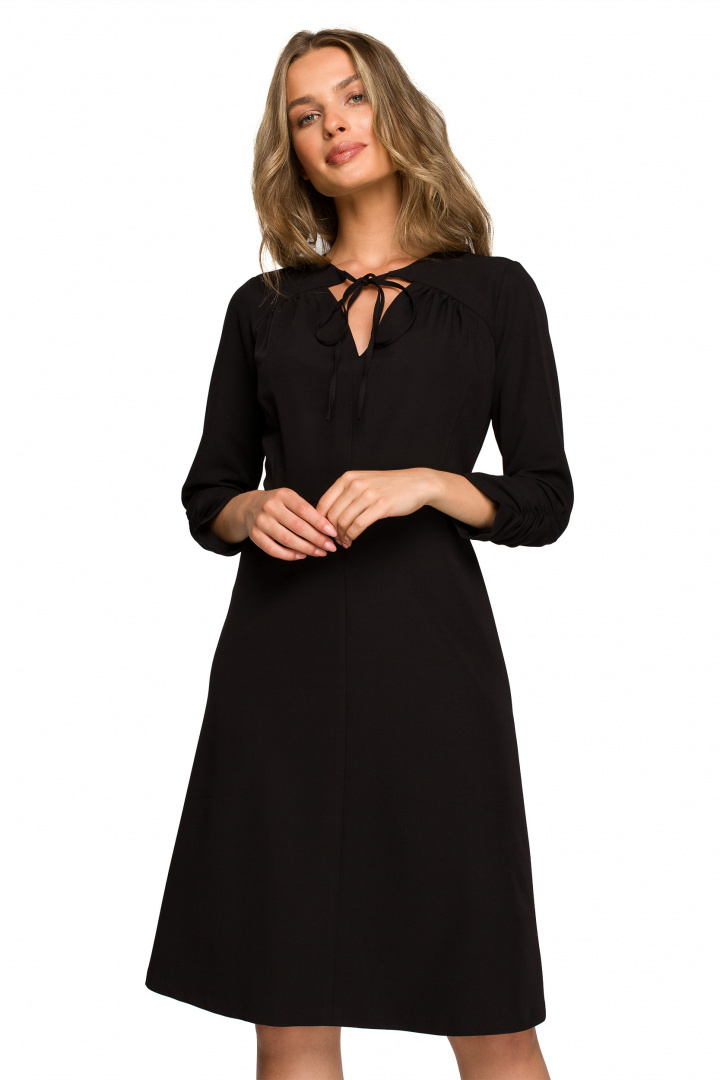 Elegancka sukienka midi z wiązaniem w dekolcie V fason A czarna S325 Elegancka sukienka midi z wiązaniem w dekolcie V fason A czarna S325