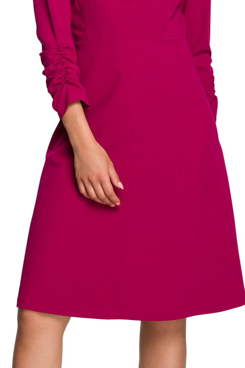 Elegancka sukienka midi z wiązaniem w dekolcie V fason A śliwkowa S325 Elegancka sukienka midi z wiązaniem w dekolcie V fason A śliwkowa S325