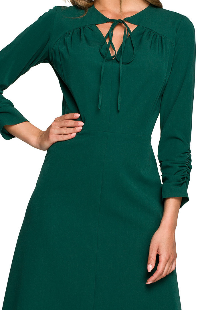 Elegancka sukienka midi z wiązaniem w dekolcie V fason A zielona S325