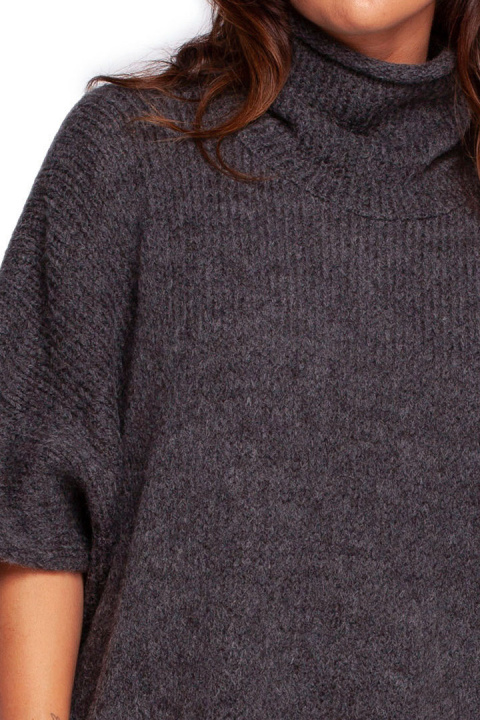 Sweter damski ponczo oversize z golfem krótki rękaw grafitowy BK084 Sweter damski ponczo oversize z golfem krótki rękaw grafitowy BK084
