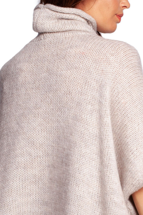Sweter damski ponczo oversize z golfem krótki rękaw kość słoniowa BK084 Sweter damski ponczo oversize z golfem krótki rękaw kość słoniowa BK084