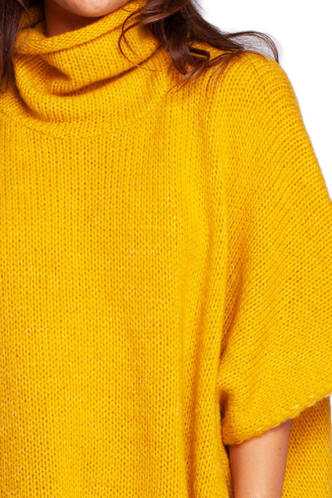 Sweter damski ponczo oversize z golfem krótki rękaw miodowy BK084 Sweter damski ponczo oversize z golfem krótki rękaw miodowy BK084